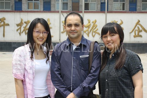 伊朗和馬來西亞客戶同時(shí)來企鵝公司購買生產(chǎn)線設(shè)備(圖1)